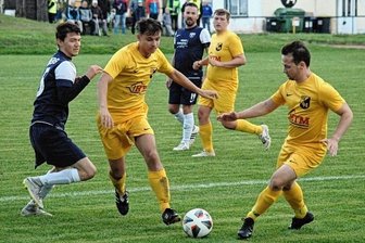 Zielwasser fehlt auf beiden Seiten - Kampfbetont, aber torlos verlief die Partie zwischen Geringswalde und Freiberg II. Hier sichern die Geringswalder David Lippert (r.) und Gino Rausch den Ball vor BSC-Akteur Jeremy Hurras. 