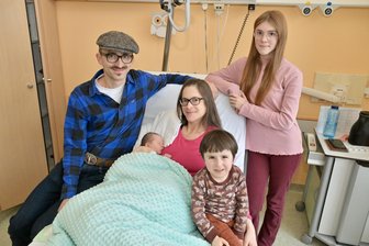 Ziemlich viel los in Werdauer Kreißsaal: Am Neujahrstag kommen gleich drei Babys zur Welt - Im Bild Familie Demmler (v.li.) Ralf, Manuela mit Nathanael, Samuel und Mara.