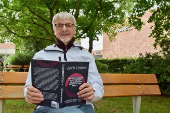 Zigaretten und Wodka vom Russen: Erinnerungen an eine längst vergangene Kindheit in Chemnitz - Ulrich Lindner mit Band 1 seiner Kindheitserinnerungen an Chemnitz.