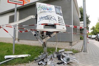 Zigarettenautomat durch Detonation zerstört - 
