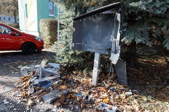 Zigarettenautomat in Chemnitz aufgesprengt - Das Streufeld um den aufgesprengten Zigarettenautomaten soll 30 Meter betragen haben.