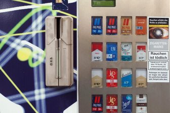 Zigarettenautomat in Chemnitz gesprengt: Reicht die DNA-Spur für ein Urteil? - Zigarettenautomaten (Symbolbild) sind schon seit langem ein beliebtes Ziel von Dieben.