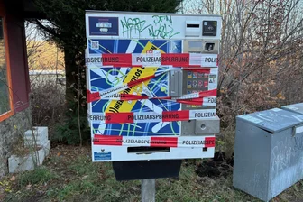 Zigarettenautomat in Gablenz gesprengt - Der aufgesprengte Zigarettenautomat an der Ernst-Enge-Straße wurde von der Polizei gesichert.