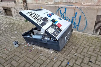 Zigarettenautomat in Hohenstein-Ernstthal gesprengt - Ein Zigarettenautomat wurde in der Conrad-Clauß-Straße durch Pyrotechnik gesprengt.