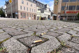 Zigarettenkippen auf der Straße - was Reichenbach dagegen tun will - Die Stadt Reichenbach hat eine neue Strategie gegen Zigarettenkippen auf der Straße.
