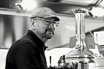Zill & Engler adelt Reichenbachs singenden Wirt: Wie „Sir Franky“ zum Gesicht einer neuen Gin-Marke wurde - Frank Wirth beim Reichenbacher Bürgerfest. Das von Jens Meinel im Schankwagen geschossene Foto ziert jetzt die Etiketten von Gin-Flaschen.