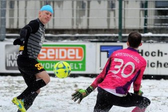 Zimbo beißt die Zähne zusammen -