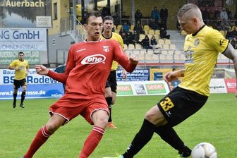 Zimmermanns Dreierpack beschert VfB Auerbach Heimsieg gegen Meuselwitz - Marc-Philipp Zimmermann (r.) drehte das Spiel mit zwei Treffern in der zweiten Halbzeit zugunsten des VfB Auerbach.