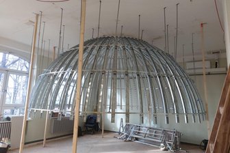 Zimmerplanetarium in Reinsdorf soll im Frühjahr eröffnen - Die Kuppel des geplanten Zimmerplanetariums in Reinsdorf wird derzeit eingebaut.