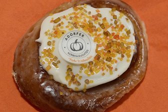 Zimtschnecken mit Pumpkin Spice: Besondere Leckerei auf diesem Weihnachtsmarkt im Vogtland - Allein beim Anschauen der Kürbismädels-Zimtschneckchen läuft einem das Wasser im Mund zusammen.