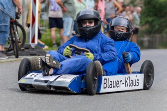 Zinkbadewanne tritt in Reumtengrün gegen Silberpfeil an - Julia und Uwe Mutschmann gingen in einem tiefergelegten Gefährt auf die Strecke.