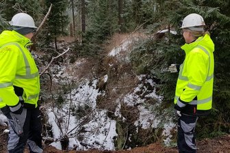 Zinn: Mit Riesenbohrer auf Schatzsuche - Die Pinge am Pollersberg zeugt vom Bergbau an dieser Stelle im 18. Jahrhundert. An dieser Stelle setzen die Experten jetzt den Bohrer an.