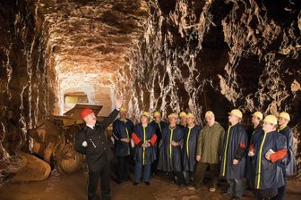 Zinnkammern: Bergamt maßregelt Verein - Das Besucherbergwerk Zinnkammern Pöhla besteht seit 1992 und wird seit 2007 auf der Basis eines Pachtvertrages mit der Wismut GmbH durch einen Verein betrieben. Rund 20.000 Interessenten wurden hier in normalen Jahren seit 2015 - also ohne coronabedingte Zwangsschließungen - zu Führungen begrüßt. 