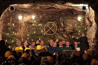 Zinnkammern: Mettenschichten in Gefahr? - Immer ein stimmungsvolles Erlebnis: Mettenschichten im Besucherbergwerk Zinnkammern. Aber wie lange noch? Das Programm zum Auftakt der Saison 2009 hatte der Posaunenchor Rittersgrün mitgestaltet. 