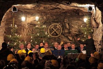 Zinnkammern: Mettenschichten in Gefahr? - Immer ein stimmungsvolles Erlebnis: Mettenschichten im Besucherbergwerk Zinnkammern. Aber wie lange noch? Das Programm zum Auftakt der Saison 2009 hatte der Posaunenchor Rittersgrün mitgestaltet.