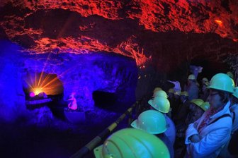 Zinnkammern Pöhla geschlossen: Öffnet das Besucherbergwerk nie wieder? - Die berühmten Zinnkammern im Besucherbergwerk Pöhla, Teil eines ehemaligen Uran- und Zinnbergwerks, in fantastischem Glanz: Zahlreiche Besucher erlebten dort auch Sonderführungen, die durch dreidimensionale Laser-Shows und eindrucksvolle Lichtprojektionen in den einstigen Abbauhallen unvergesslich wurden.