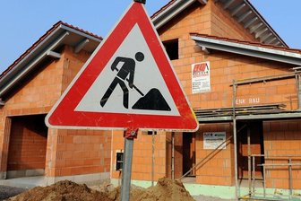 Zins-Schock: Was Häuslebauer und Wohnungskäufer in Sachsen jetzt beachten sollten - Wer wegen der gestiegenen Baupreise jetzt nachfinanzieren muss, gerät wegen der höheren Zinsen für Immobilienkredite schnell in finanzielle Schwierigkeiten.
