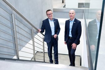 Zinsanstieg treibt Geschäft der Sparkasse Chemnitz an - Nicht nur mit den Zinsen geht es aufwärts: Vorstandsvorsitzender Michael Kreuzkamp (links) und Torsten Wetzel, Vorstandsmitglied, freuen sich über neue Perspektiven bei der Sparkasse Chemnitz.