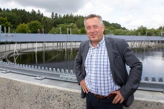 Zinswetten: Ralf Oberdorfers schwere Stunden - Als Oberbürgermeister leitet Ralf Oberdorfer nicht nur die Geschicke der Stadtverwaltung, sondern ist auch in unzähligen Gremien und Ausschüssen vertreten. So wirkte er auch 21 Jahre als Vorsitzender des Zweckverbandes Wasser und Abwasser Vogtland. Das Foto zeigt ihn auf dem Gelände der Plauener Kläranlage. 