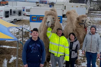 Zirkus Atlantik sitzt in Reichenbach fest: Keine Vorstellungen, keine Einnahmen - Die Wagenburg am Obi prägt seit Wochen das Stadtbild mit. Sissy und Karl-Heinz Köllner mit den Söhnen Jason, Sandro und Robert (von links).