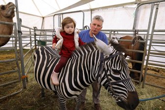 Zirkus gastiert auf der Glauchauer Hammerwiese - Zirkuschef Renaldo Weisheit mit der jüngsten der Zirkusfamilie, Ada.