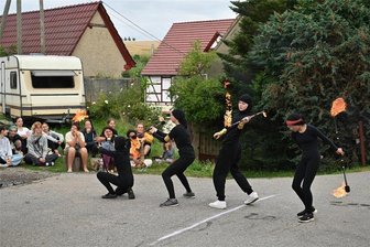 Zirkus hautnah: Kinder und Jugendliche erobern die Manege in Weiditz - Auch bei der Feuershow zählte das „Timing“ getreu dem Motto „Zeit kommt - Zeit geht“.