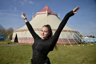 Zirkus in Zwickau: Keine Zeit für Freundschaften, immer auf Tour - Warum diese Artistin kein anderes Leben will - Lucia-Jessica Köllner ist Teil des Zirkus „Karl Altoff Köllner“.