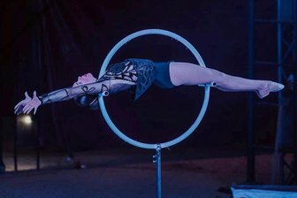 Zirkus, Jägerfest und mehr: Tipps für das Wochenende im Raum Aue und Schwarzenberg - Akrobatin Olya Sokyrko präsentiert eine ungewöhnliche Bodenakrobatik mit einem Standring, schwingt sich aber auch an Tüchern hoch in die Lüfte. In Schwarzenberg gastiert bis Sonntag der Circus Romantica.