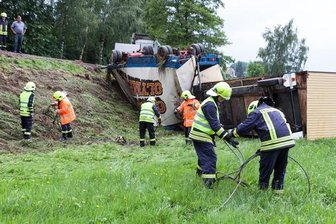Zirkus-Lkw verunglückt auf B93: Anhänger stürzen Hang hinab - 