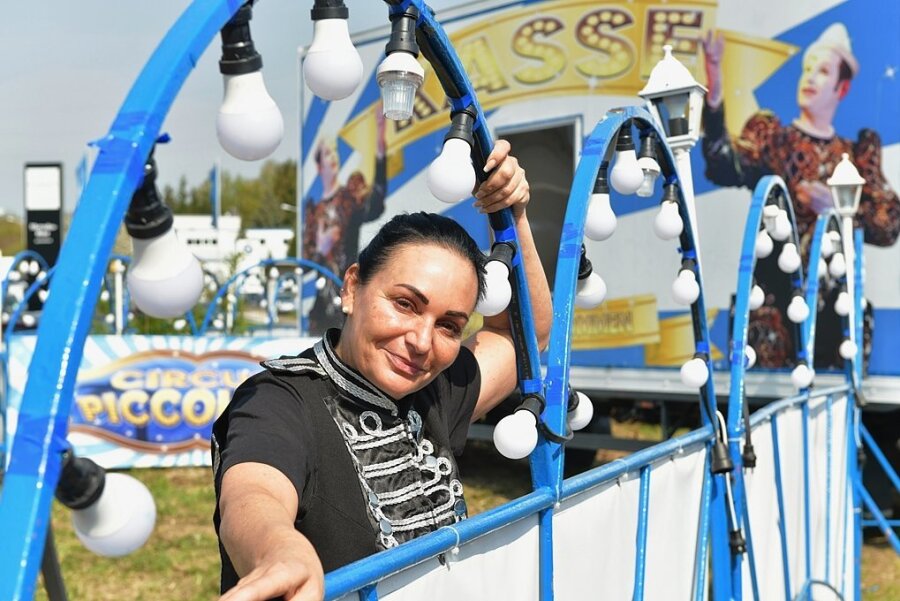 Zirkus "Piccolino" ist wieder in Freiberg - Der "Circus Piccolino" hat am Freiberger Häuersteig Quartier bezogen. Zirkusdirektorin Katharina Köllner agiert in der Manege als Licht- und Tontechnikerin. 