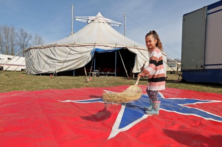Zirkus punktet mit Langohren und tüchtigen Mädchen - Beim Zirkus müssen alle mit anpacken. Die sechsjährige Dilayne kehrt den roten Teppich bevor dieser ins Zelt kommt.