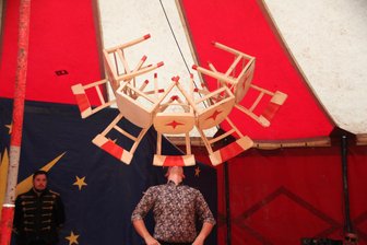 Zirkus Renado gastiert in Lengenfeld - Artist Risto Kübler zeigt eine Kinn-Balance.