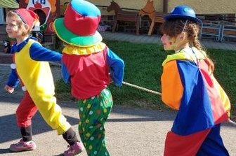 Zirkusleute sind in der Kita los - Auch die Clowns waren zum Jubiläum in der Cämmerswalder Kita auf Achse.