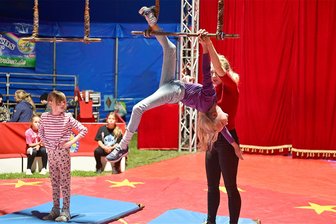Zirkusprojekt für Kinder: Dreimal heißt es „Manege frei!" in Adorf - Waghalsige Vorführungen am Trapez.
