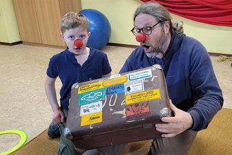 Zirkusprojekt in Lichtentanne: Wo Kinder über sich hinauswachsen - Üben für die Clownsnummer: Zirkuspädagoge Swen Kaasch scheint über den Inhalt des Koffers genauso überrascht wie Phil (7).