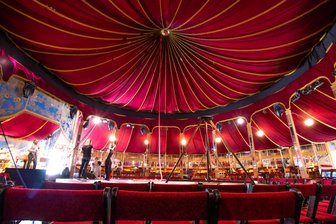Zirkusträume im historischen Zelt in Annaberg - Am Donnerstagabend erwartet die Besucher im historischen Zirkuszelt auf dem Marktplatz zauberhafte Akrobatik und barocke Musik.