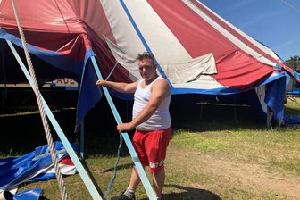 Zirkusvorstellung in St. Egidien wegen Todesfall ausgefallen - Zirkuschef Karlito Frank am Sonntag beim Abbau in St. Egidien.