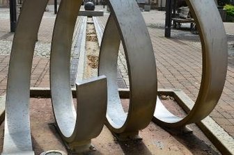 Zisterne leer: Brunnen trocken - Der ausgetrocknete Hochzeitsbrunnen auf dem Kirchplatz in Frankenberg. 