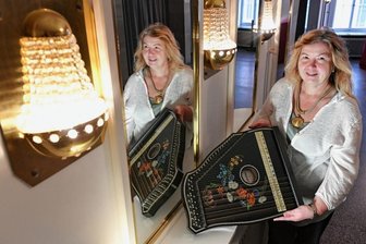 Zither kehrt zurück ins Theater - Im Mittelsächsischen Theater in Freiberg zeigt Winnie Richter, Mitarbeiterin in der Öffentlichkeitsarbeit der Bühne, die historische Zither, die jetzt wieder im Theater ist. 