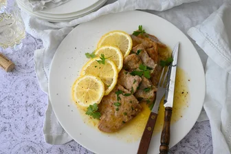 Zitronenkuss auf zarten Schnitzelchen: Scallopine al limone - Die handtellergroßen Kalbsschnitzel werden auf etwa 0,5 Zentimeter flach geklopft, mariniert und dann auf jeder Seite je 2 Minuten gebraten.