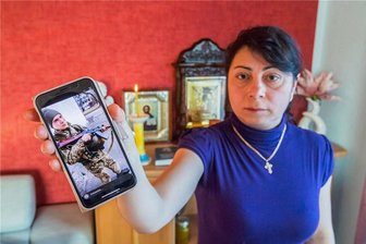 Zitternde Hände bei jedem Anruf: Mutter im Erzgebirge bangt um ihren Sohn an ukrainischer Front - Leisia stammt aus der Ukraine und wohnt nun im Erzgebirge. Ihr 20-jähriger Sohn war kurz davor, in ihrer alten Heimat seinen Wehrdienst zu beenden. Nun steht er an der Front, wie das Bild auf dem Smartphone zeigt.