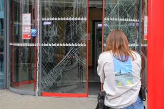 Zivilcourage-Prozess in Chemnitz: Messerangriff war potenziell lebensgefährlich - Sparkassen-Filiale an der Leipziger Straße. Ende August randalierte dort ein junger Mann. Ein Passant filmte ihn – und wurde schließlich von dem Randalierer angegriffen.