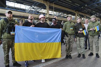 Zivile Momente vor dem Töten: Wie Musik im Krieg die Kämpfer aufmuntern soll - Die ukrainische Band Kalush Orchestra, Gewinner des Eurovision Song Contest 2022, singt mit ukrainischen Grenzsoldaten.