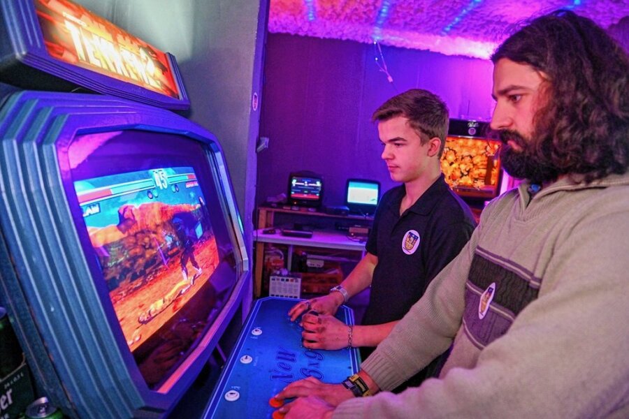 Zocken an alten Videospiel-Automaten:Club im Vogtland strahlt bis nach London aus - Andre Palade (vorn) und Kenny Wolf spielen Tekken 2 im gerade mal 18 Quadratmeter großen Arcade Club Reichenbach.