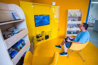 Zocken an der Konsole, aber pädagogisch wertvoll: Zwickauer Bibliothek empfiehlt Videospiele für Kinder - Ferienprogramm mit Spielekonsolen in der Stadtbibliothek Zwickau. Bibliothekar Sebastian Kröner kennt sich mit Videospielen aus. Was sind seine Empfehlungen für die PS4 und die Wii?