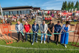 Zöblitz: Millionenschweres Geschenk zum Vereins- und Stadionjubiläum - Mit dem Zerschneiden eines Bandes wurde das neue Vereinsgebäude seiner Bestimmung übergeben.