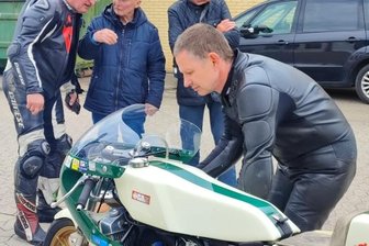 Zöblitzer startet mit seiner MZ-Traummaschine - Rajko Wagner mit seiner MZ, mit der er am Sonntag in Zschopau an den Start geht. Hinten von links: Stefan Tennstedt, Bernd Köhler und Chris Fisker beim Fachsimpeln.