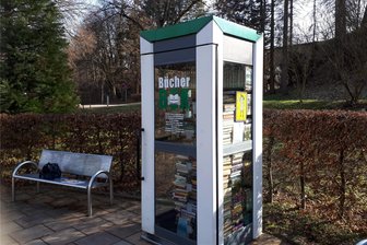 Zoff an der Werdauer Bücherzelle: Warum sich ein Rentner missverstanden fühlt - Auf dieser Bank neben der Bücherzelle im Landwehrgrund in Werdau sitzt fast täglich ein Rentner. Er fühlt sich für die Zelle verantwortlich. Mitgliedern des Heimatvereins missfällt seine Art.