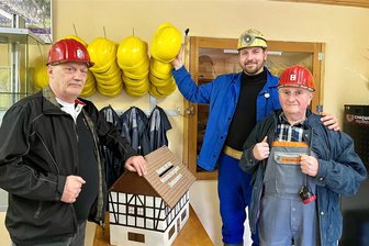 Zoff im Besucherbergwerk Pöhla mündet in einem neuen „Glück auf“ - Neuer Vorsitzender des Vereins ist Andreas Voh (l.), 1. Stellvertreter Paul Herold und auch Bergführer Hans Schmalfuß (r.) gehört nun wieder zur Mannschaft.