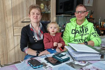 Zoff im Pflegeheim: Verfahren eingestellt - Annett und Ludwig Zenner (hier mit Töchterchen Hanna) hatten Anzeige gegen die Heimleitung erstattet.